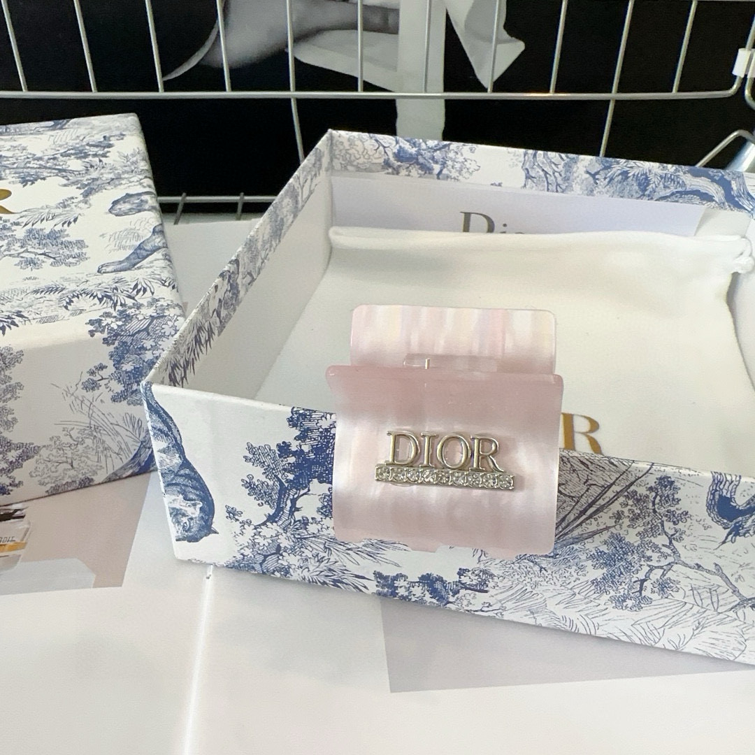  🎁配包装盒
Dior（迪奥）D家新款抓夹，夏日小清新系列，时尚百搭！简单实用，超级好看！人手必备款