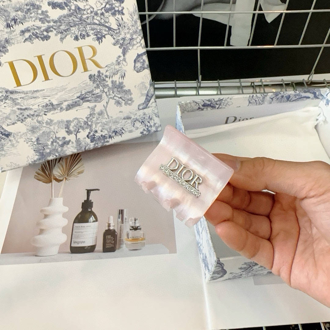  🎁配包装盒
Dior（迪奥）D家新款抓夹，夏日小清新系列，时尚百搭！简单实用，超级好看！人手必备款