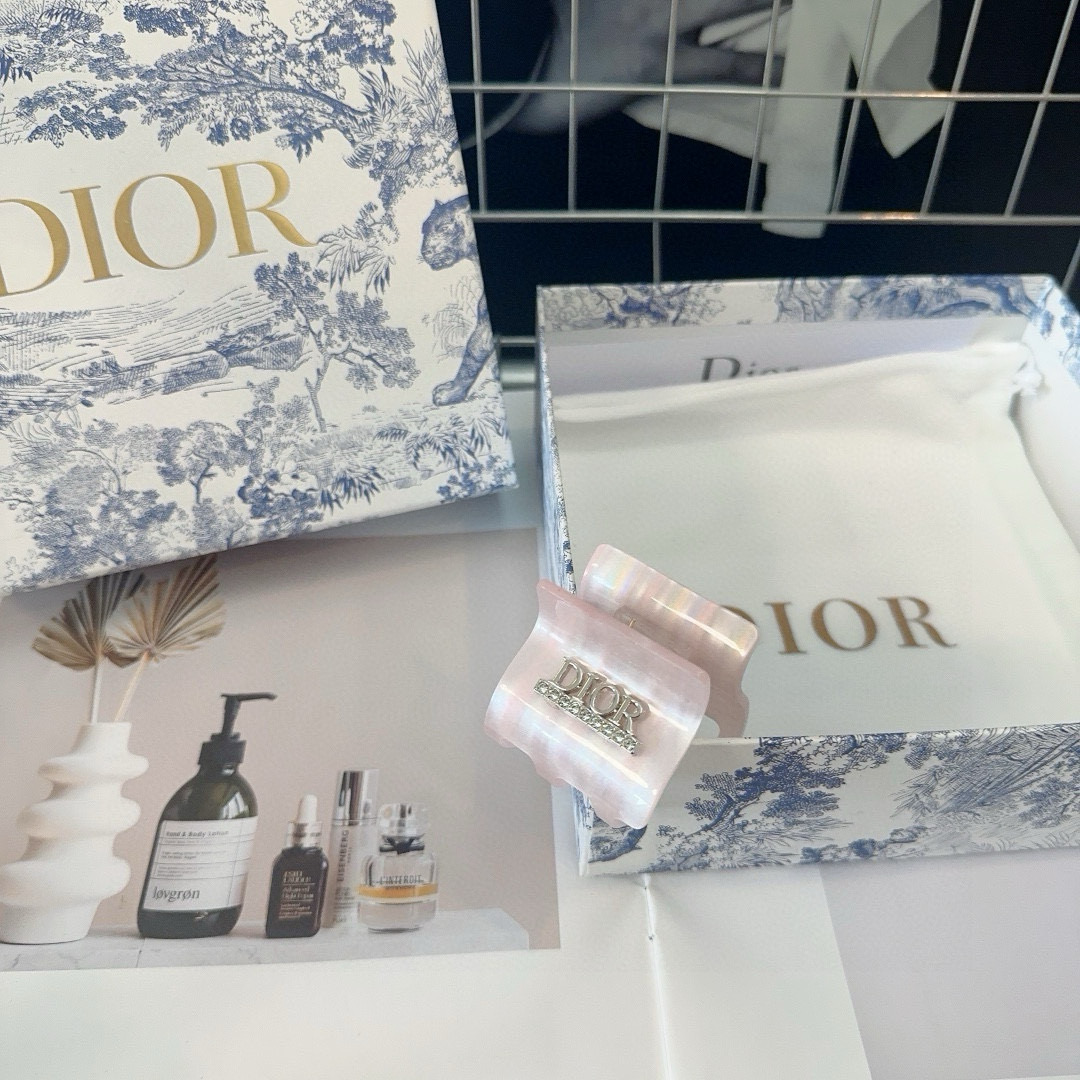  🎁配包装盒
Dior（迪奥）D家新款抓夹，夏日小清新系列，时尚百搭！简单实用，超级好看！人手必备款