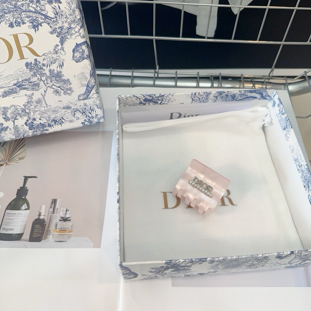  🎁配包装盒
Dior（迪奥）D家新款抓夹，夏日小清新系列，时尚百搭！简单实用，超级好看！人手必备款