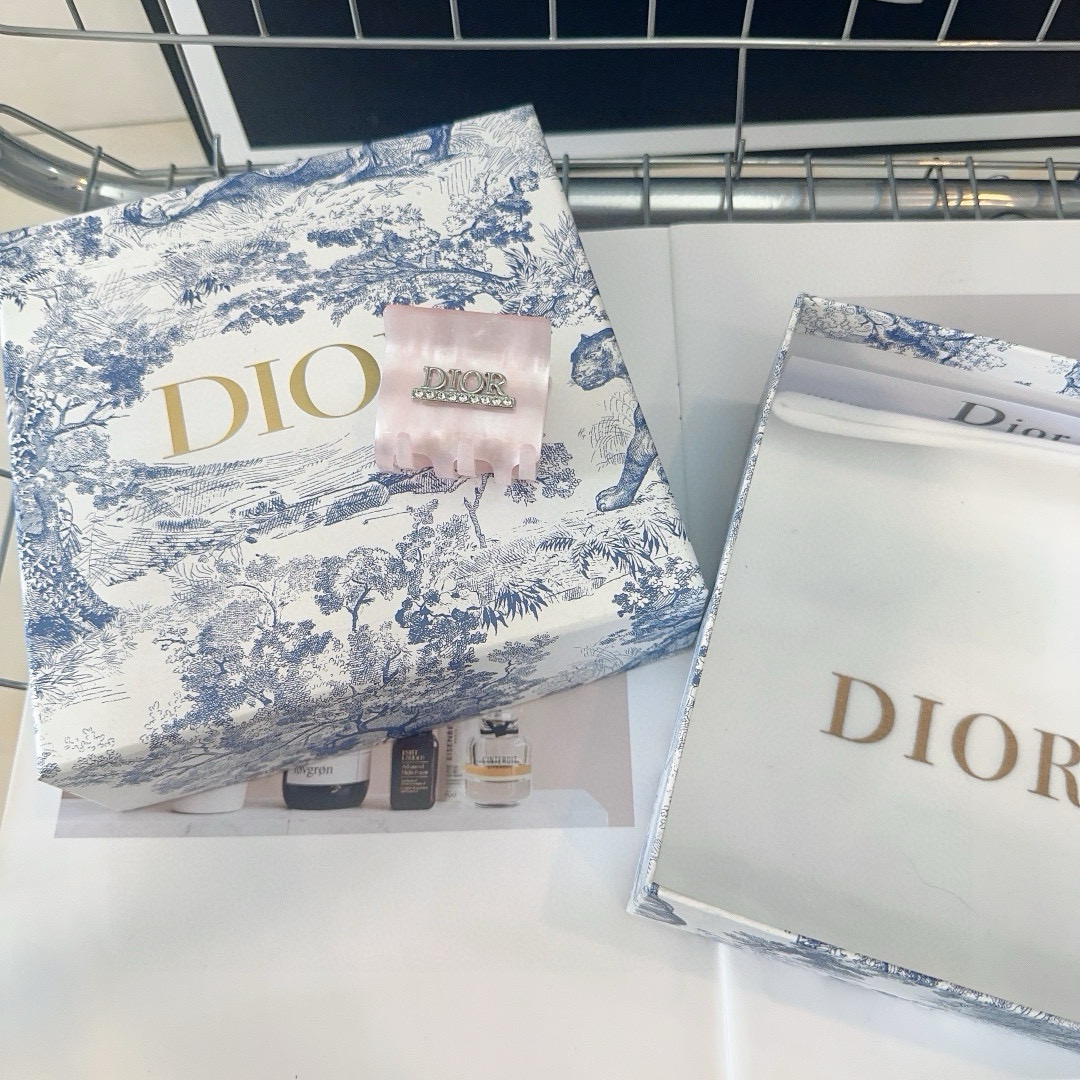  🎁配包装盒
Dior（迪奥）D家新款抓夹，夏日小清新系列，时尚百搭！简单实用，超级好看！人手必备款