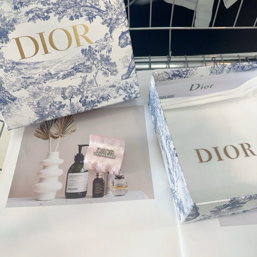  🎁配包装盒
Dior（迪奥）D家新款抓夹，夏日小清新系列，时尚百搭！简单实用，超级好看！人手必备款