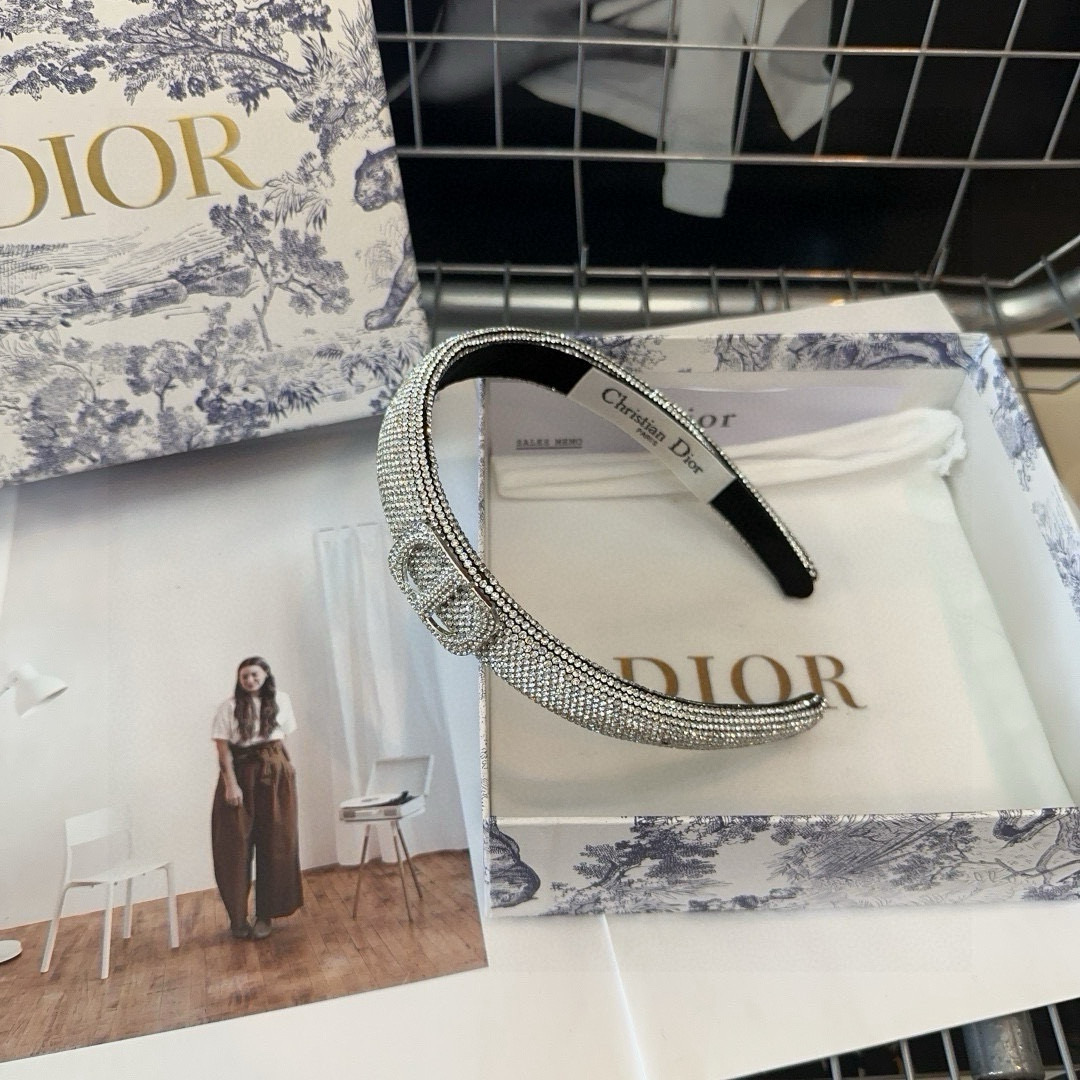  🎁配包装盒
Dior（迪奥）D家新款发箍，满钻系列，时尚潮品，名媛风范十足！小姐姐必备