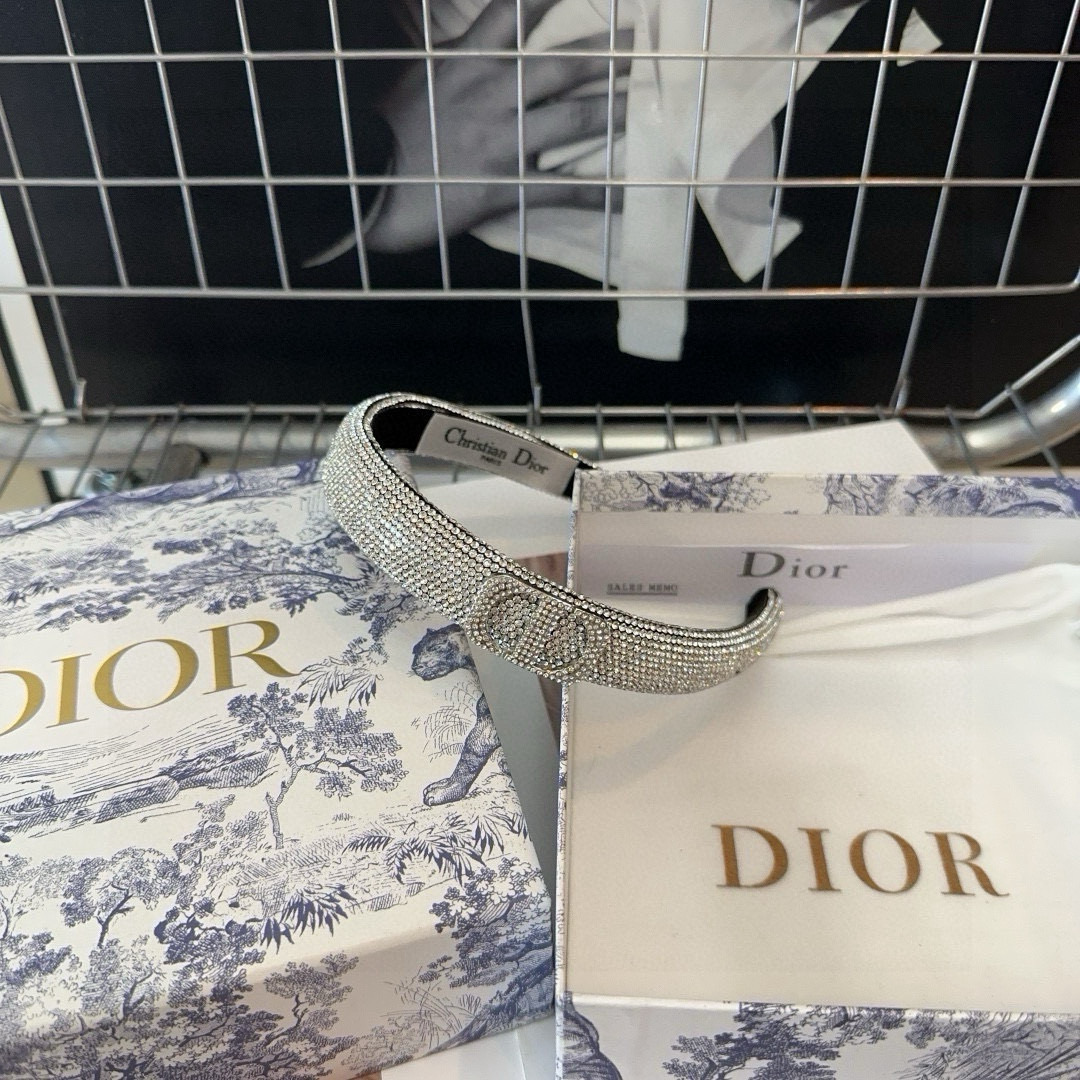  🎁配包装盒
Dior（迪奥）D家新款发箍，满钻系列，时尚潮品，名媛风范十足！小姐姐必备