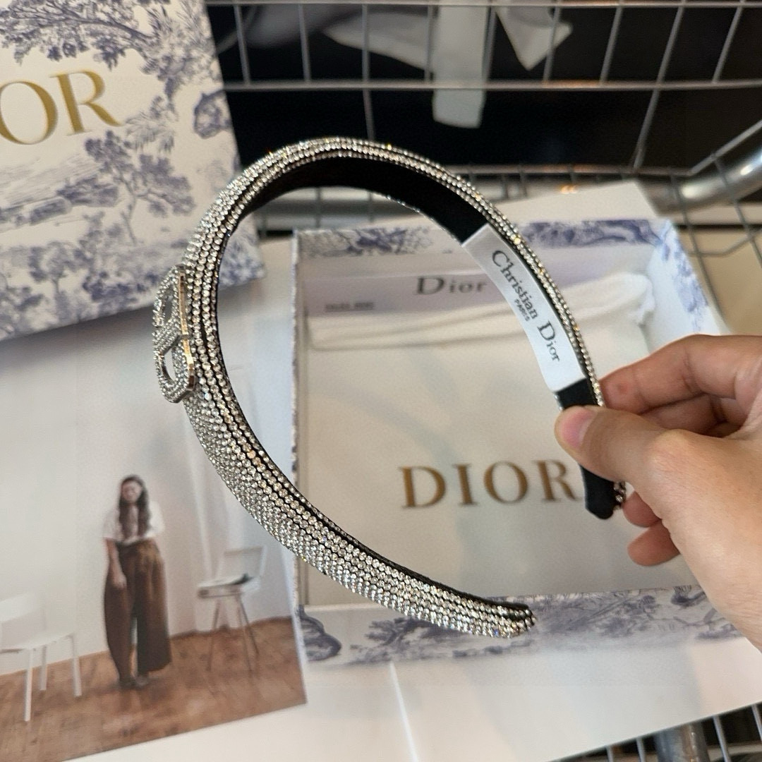  🎁配包装盒
Dior（迪奥）D家新款发箍，满钻系列，时尚潮品，名媛风范十足！小姐姐必备