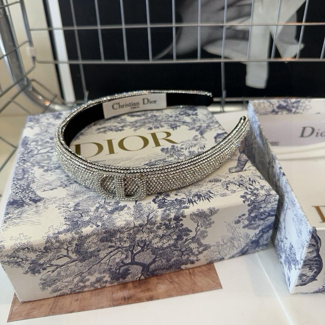  🎁配包装盒
Dior（迪奥）D家新款发箍，满钻系列，时尚潮品，名媛风范十足！小姐姐必备