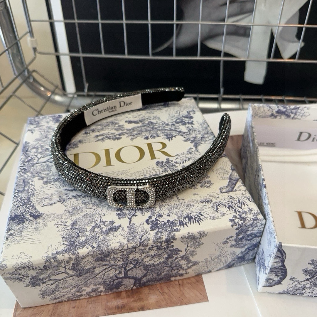  🎁配包装盒
Dior（迪奥）D家新款发箍，满钻系列，时尚潮品，名媛风范十足！小姐姐必备