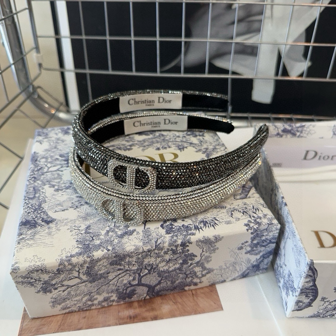  🎁配包装盒
Dior（迪奥）D家新款发箍，满钻系列，时尚潮品，名媛风范十足！小姐姐必备