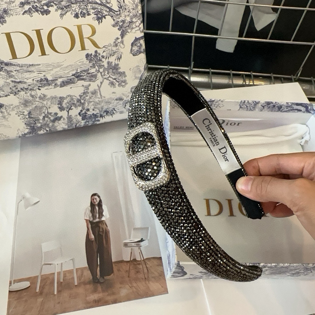 🎁配包装盒
Dior（迪奥）D家新款发箍，满钻系列，时尚潮品，名媛风范十足！小姐姐必备