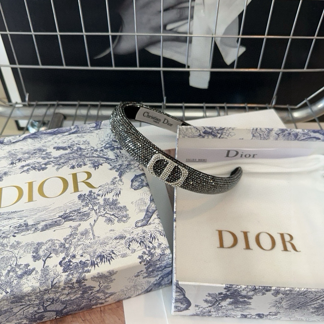  🎁配包装盒
Dior（迪奥）D家新款发箍，满钻系列，时尚潮品，名媛风范十足！小姐姐必备