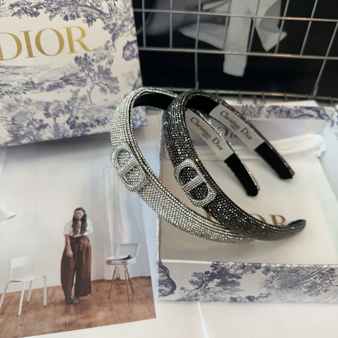  🎁配包装盒
Dior（迪奥）D家新款发箍，满钻系列，时尚潮品，名媛风范十足！小姐姐必备