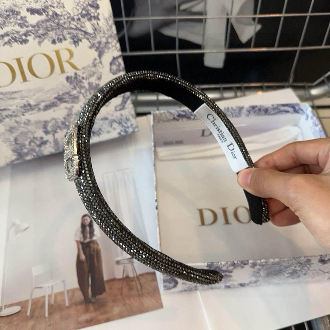  🎁配包装盒
Dior（迪奥）D家新款发箍，满钻系列，时尚潮品，名媛风范十足！小姐姐必备