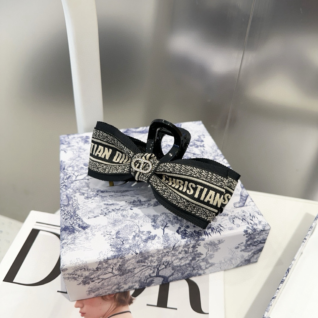  🎁配包装盒
Dior（迪奥）新款D家抓夹，时尚百搭，简单实用 超级好看！小姐姐必备