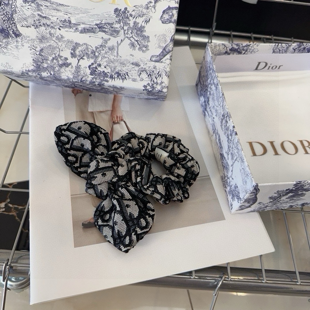  🎁配包装盒
Dior（迪奥）经典D字母发圈，网红爆款，时尚百搭！简单实用 小姐姐必备
