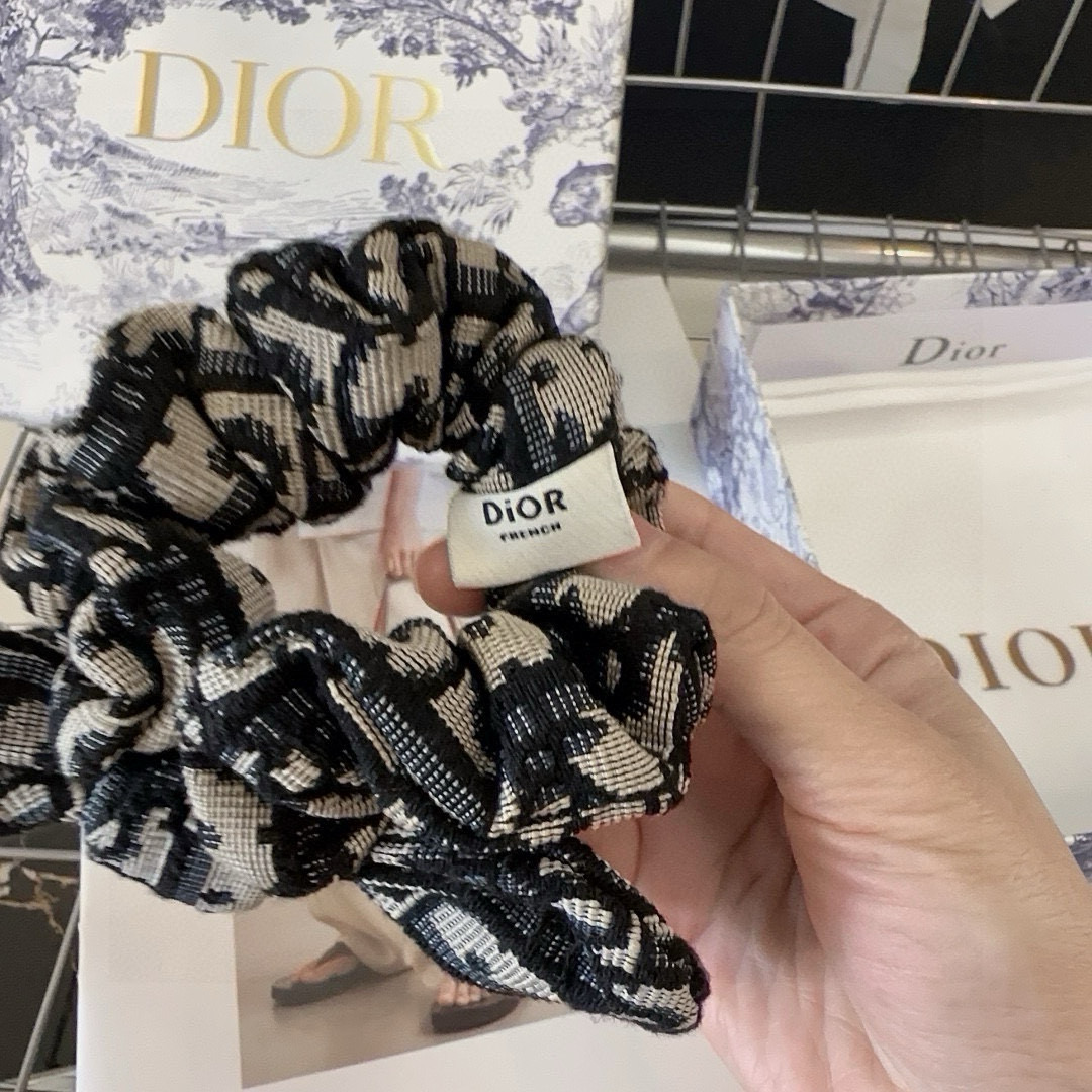  🎁配包装盒
Dior（迪奥）经典D字母发圈，网红爆款，时尚百搭！简单实用 小姐姐必备