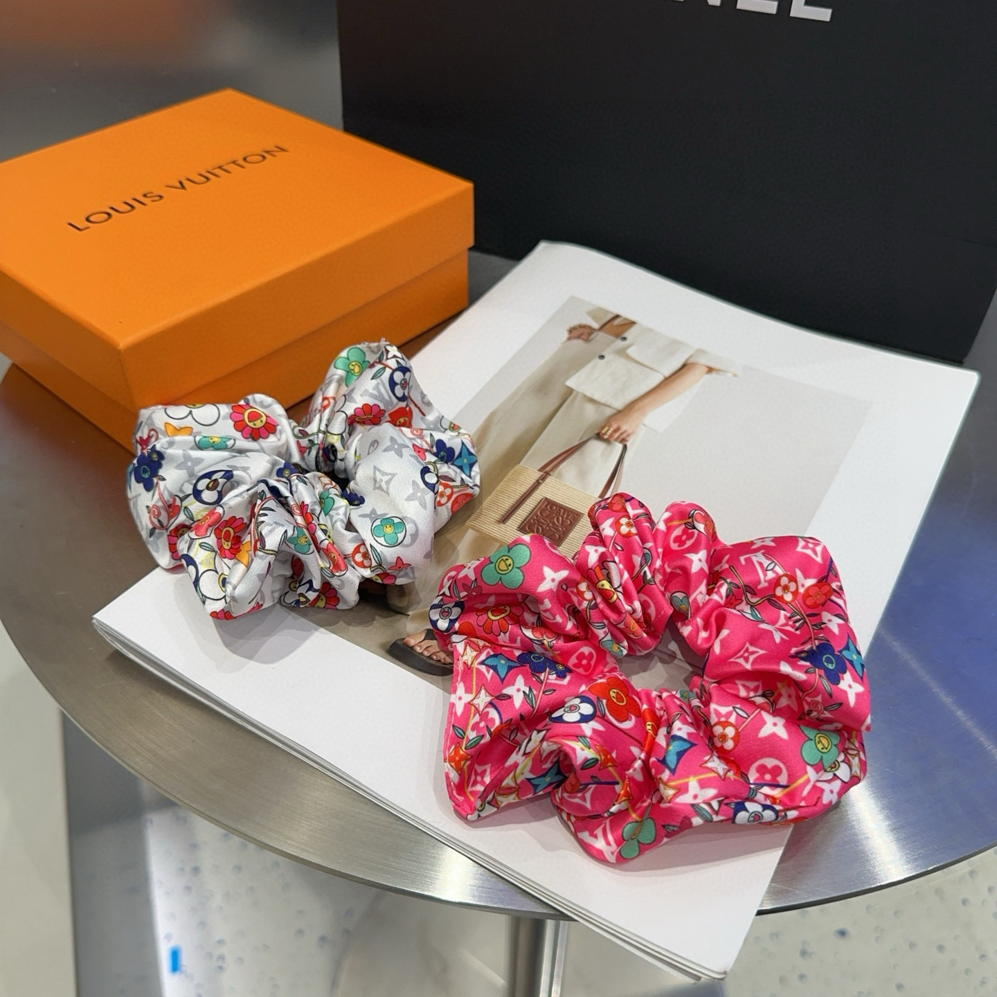 NO:368526,P with packaging box Louis Vuitton (Louis Vuitton) Donkey's sun flower hair ring, classic LV logo, simple and atmospheric, especially eye-catching!  Super popular small items hairpins, hairpins, louis vuitton, louis vuitton, louis vuitton, louis vuitton, louis vuitton, louis vuitton, louis vuitton, hairpins19860909P 配包装盒 Louis Vuitton (路易威登)驴家太阳花发圈,经典LV标志,简单大气,特别吸睛！超火爆小单品发夹,发夹,louis vuitton,louis vuitton,louis vuitton,louis vuitton,louis vuitton,hairpins,accessory