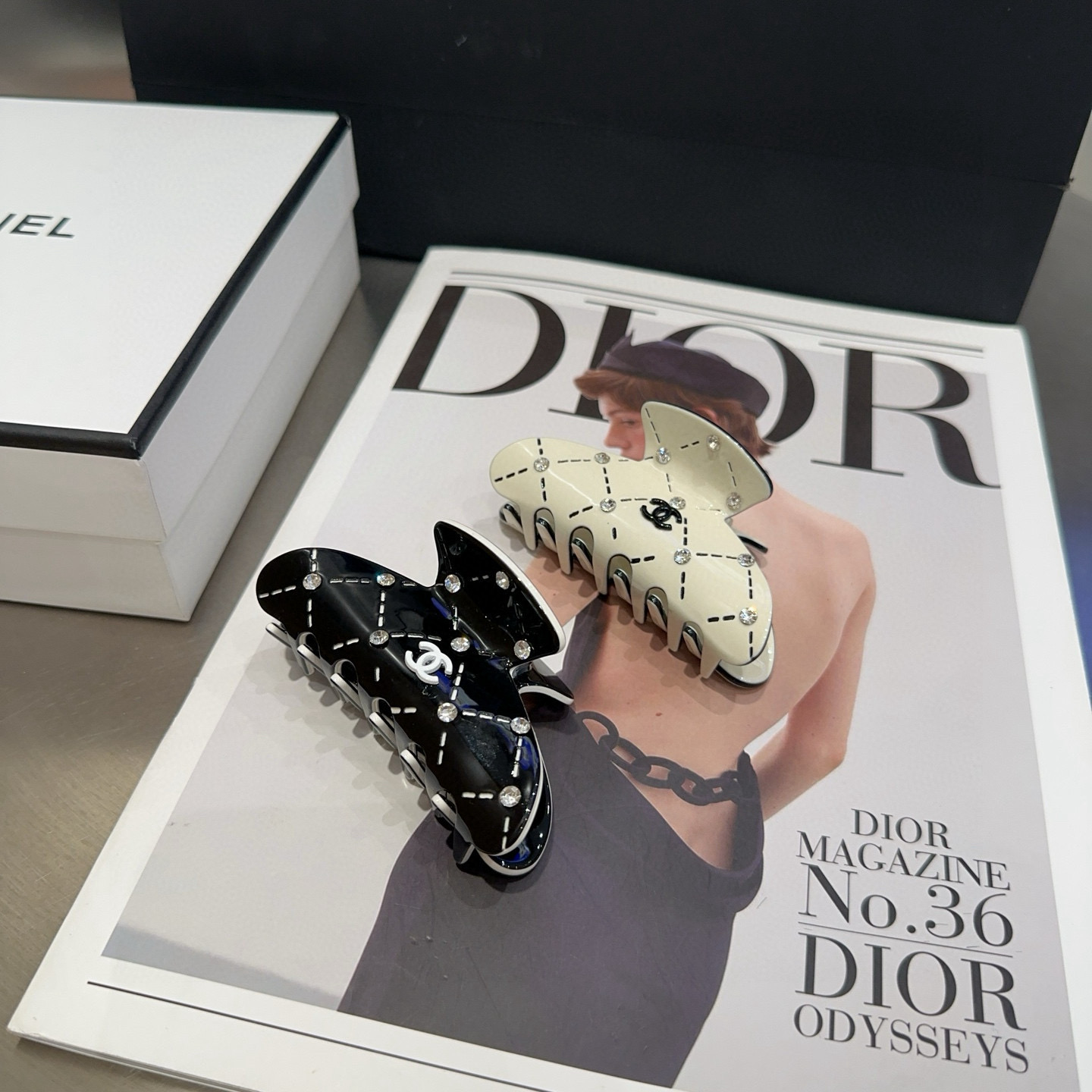 NO:368563,P with packaging box Chanel (Chanel) latest small-scented clip, super beautiful!  A very famous lady style, a must-have for a little fairy... Hairpins, hairpins, chanel, chanel, hairpins19860909P 配包装盒 Chanel (香奈儿)最新款小香爆款抓夹,超级好看！名媛范儿十足,小仙女必备…发夹,发夹,chanel,chanel,hairpins,accessory