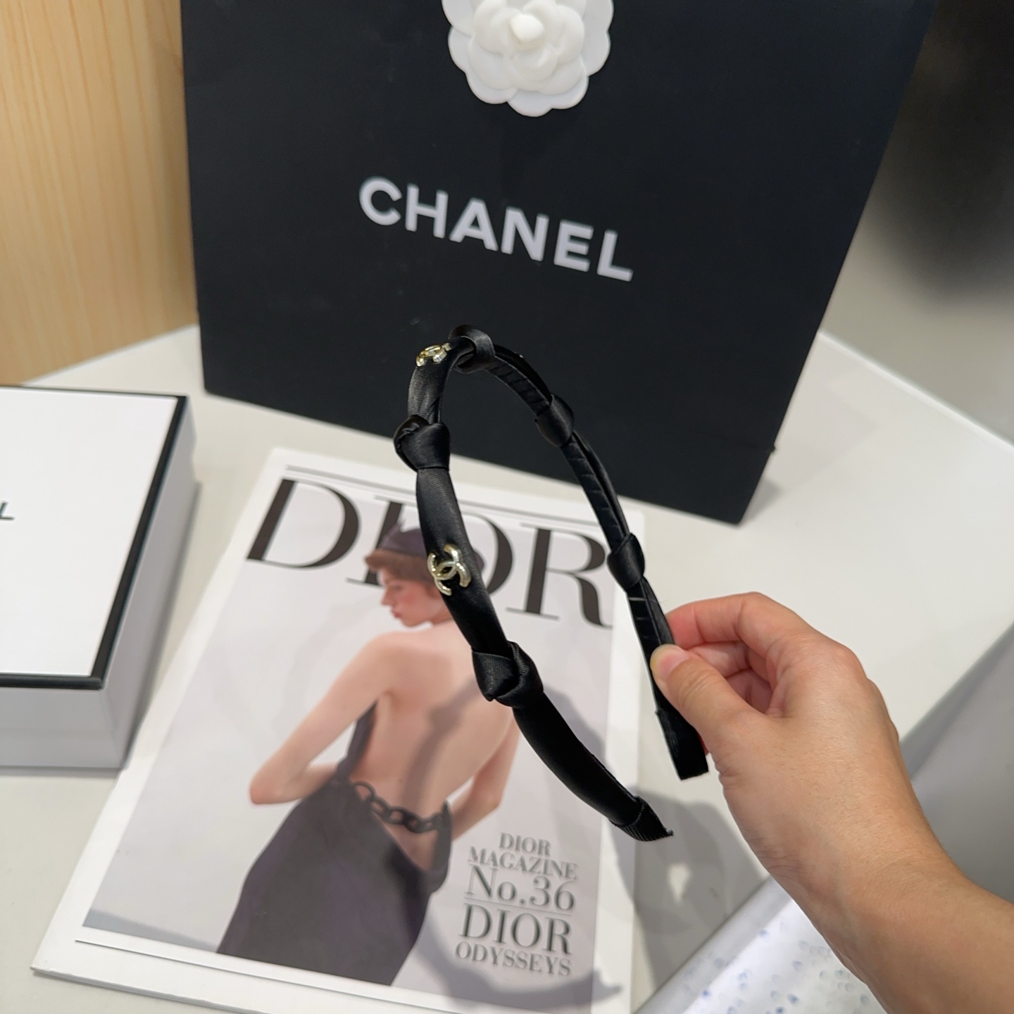 NO:368527,P with packaging box Chanel's latest small fragrant headband, fresh summer, simple and practical, fashionable and trendy!  A must-have for fairies…hairpins, hairpins, chanel, chanel, hairpins19860909P 配包装盒 Chanel (香奈儿)最新小香发箍,夏日小清新,简单实用,时尚潮流！小仙女必备…发夹,发夹,chanel,chanel,hairpins,accessory