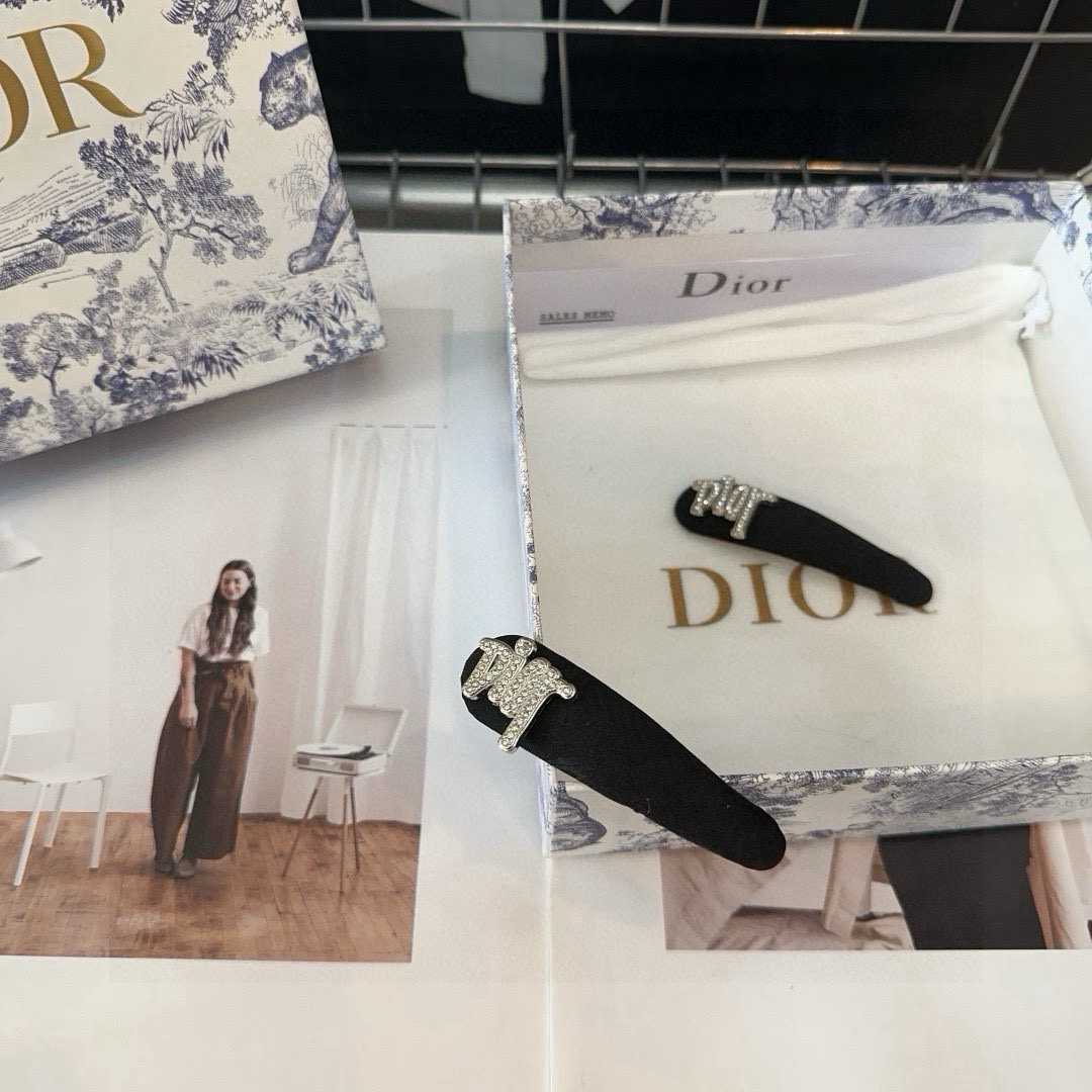  🎁配包装盒（一对）
Dior（迪奥）新款边夹刘海夹，夏日小清新系列，时尚百搭！简单实用 小姐姐必备