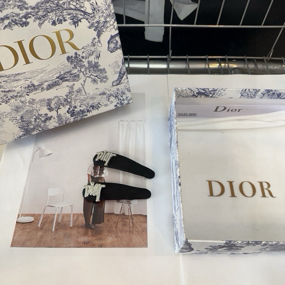  🎁配包装盒（一对）
Dior（迪奥）新款边夹刘海夹，夏日小清新系列，时尚百搭！简单实用 小姐姐必备