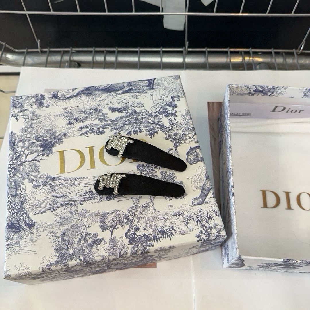  🎁配包装盒（一对）
Dior（迪奥）新款边夹刘海夹，夏日小清新系列，时尚百搭！简单实用 小姐姐必备