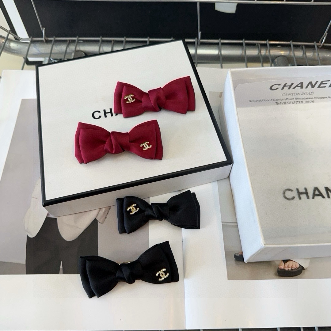 NO:368523,P with packaging box (one pair) Chanel (Chanel) latest small-scented hairpin and bangs, super beautiful!  A very famous lady style, a must-have for a little fairy... Hairpins, hairpins, chanel, chanel, hairpins19860909P 配包装盒（一对） Chanel (香奈儿)最新款小香爆款小发夹、刘海夹,超级好看！名媛范儿十足,小仙女必备…发夹,发夹,chanel,chanel,hairpins,accessory