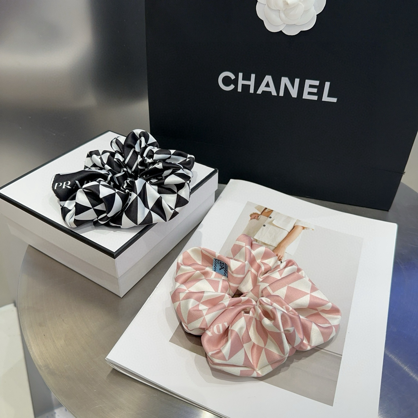 NO:368541,P with packaging box PRADA's new hair ring, simple and elegant, and the elegant lady is worth buying!  Very easy to match hairpins, hairpins, prada, prada, hairpins19860909P 配包装盒 PRADA（普拉达）新款发圈,简单大气,优雅的小姐姐值得入手！非常好搭配 发夹,发夹,prada,prada,hairpins,accessory