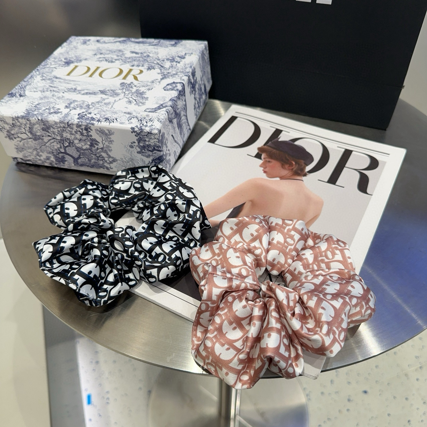 NO:368566,P with packaging box Dior new CD hair ring, simple and practical, fashionable and trendy!  A must-have for fairies...hairpins, hairpins, dior, dior, hairpins19860909P 配包装盒 Dior（迪奥）新款CD发圈,简单实用 时尚潮流！小仙女必备…发夹,发夹,dior,dior,hairpins,accessory