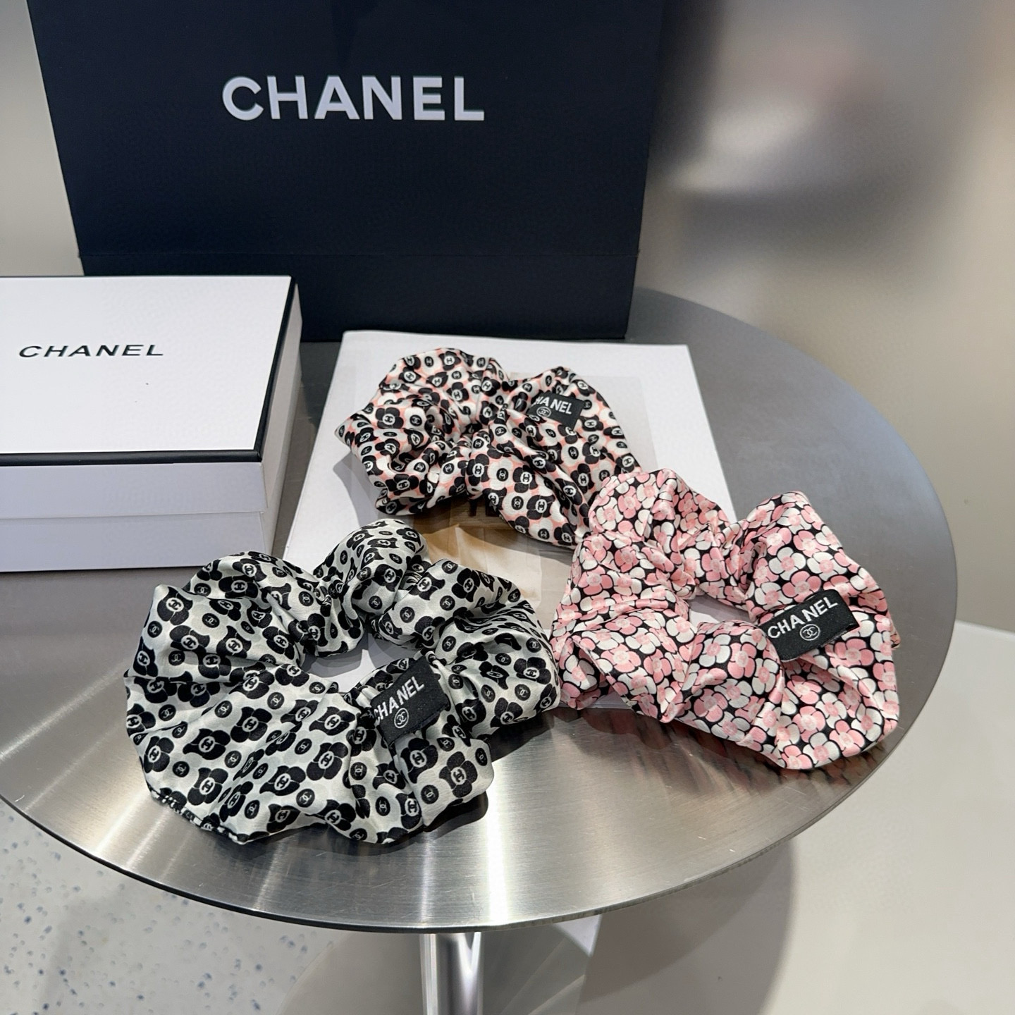 NO:368569,P with packaging box Chanel's latest small fragrance hair ring, simple and practical, fashionable and trendy!  A must-have for fairies…hairpins, hairpins, chanel, chanel, hairpins19860909P 配包装盒 Chanel (香奈儿)最新小香发圈 简单实用,时尚潮流！小仙女必备…发夹,发夹,chanel,chanel,hairpins,accessory