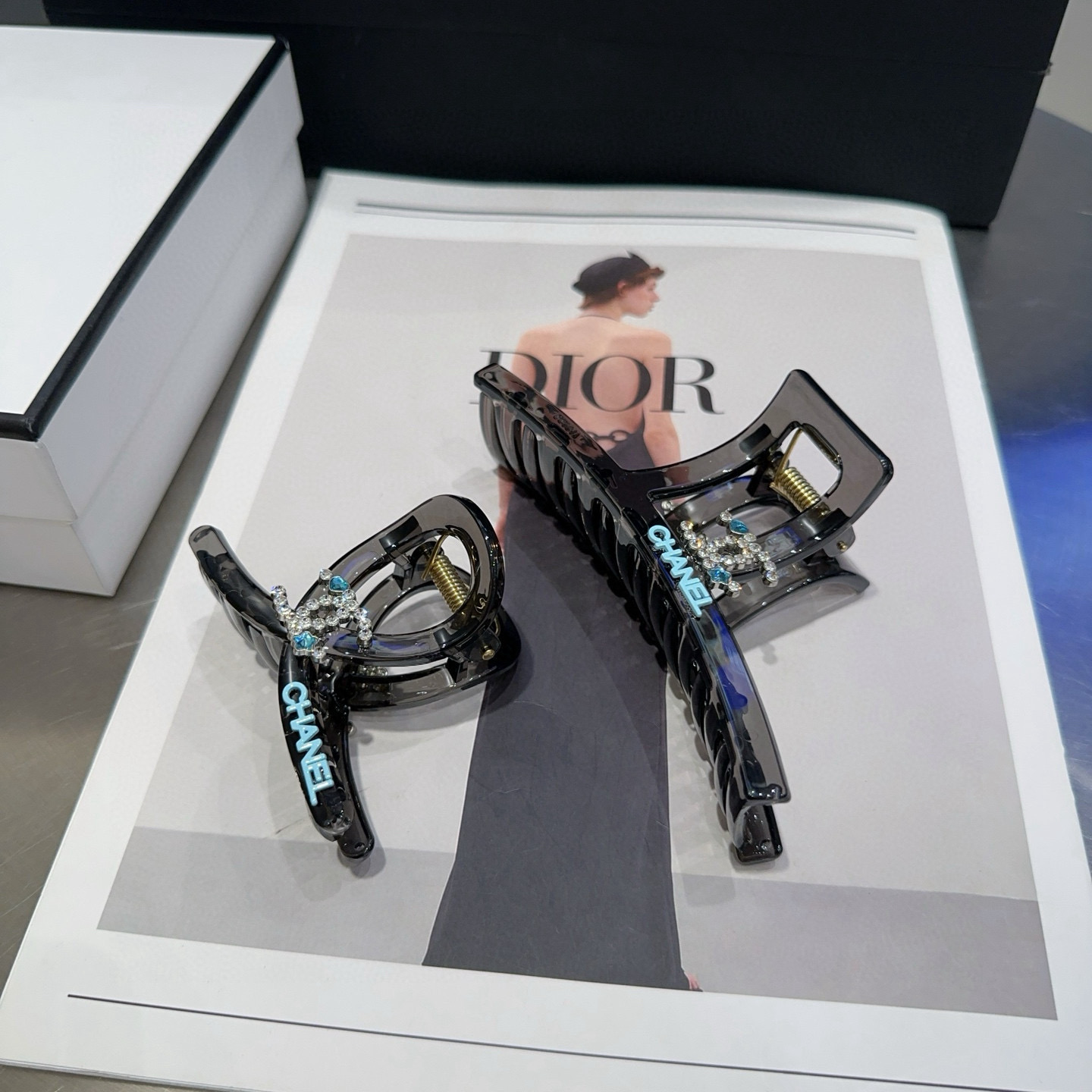 NO:368580,P with packaging box Chanel (Chanel) latest small-scented clip, super beautiful!  A very famous lady style, a must-have for a little fairy... Hairpins, hairpins, chanel, chanel, hairpins19860909P 配包装盒 Chanel (香奈儿)最新款小香爆款抓夹,超级好看！名媛范儿十足,小仙女必备…发夹,发夹,chanel,chanel,hairpins,accessory