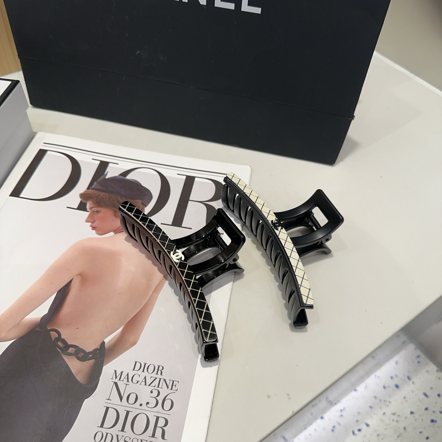 NO:368590,P with packaging box Chanel (Chanel) latest small-scented clip, super beautiful!  A very famous lady style, a must-have for a little fairy... Hairpins, hairpins, chanel, chanel, hairpins19860909P 配包装盒 Chanel (香奈儿)最新款小香爆款抓夹,超级好看！名媛范儿十足,小仙女必备…发夹,发夹,chanel,chanel,hairpins,accessory