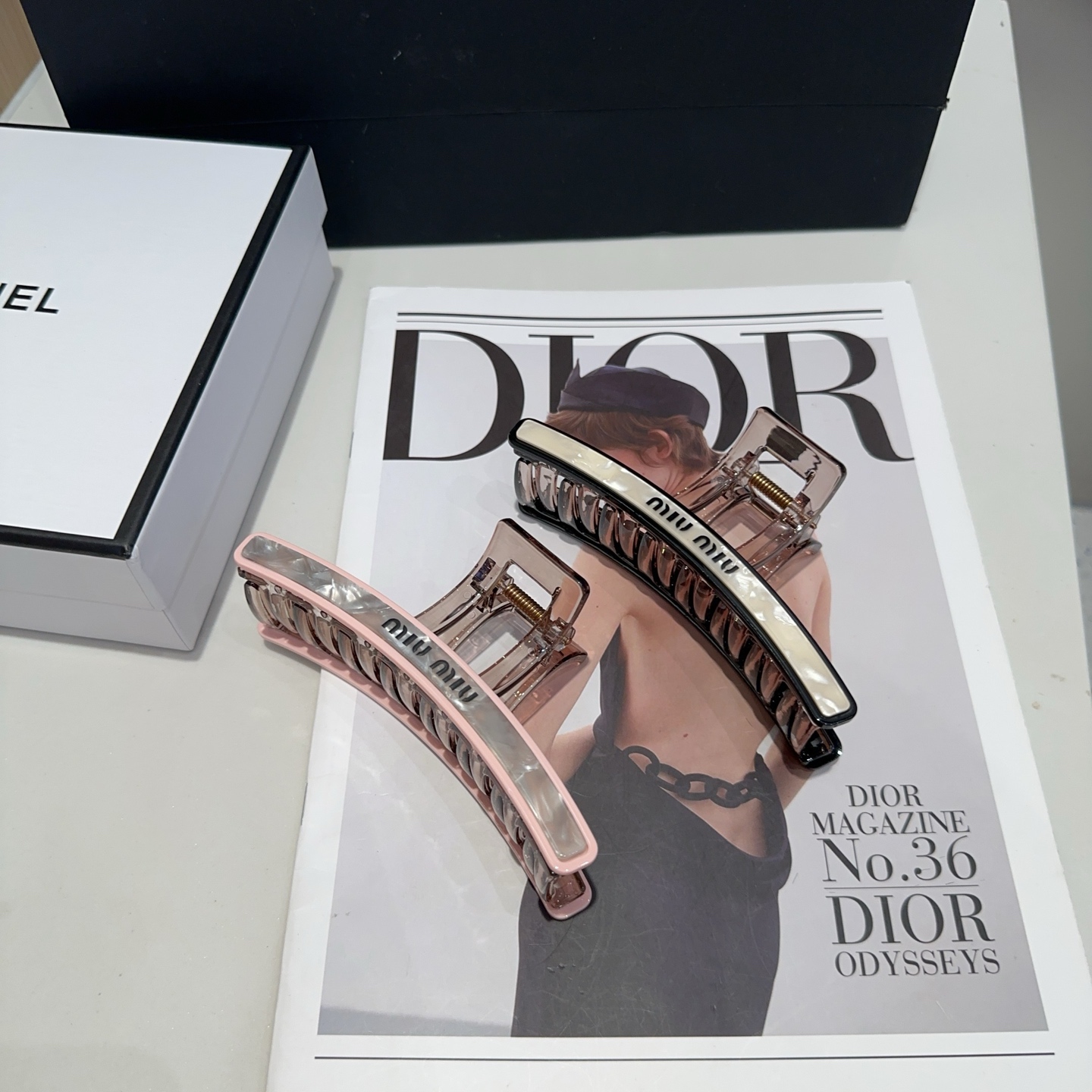 NO:368595,P with packaging box Miumiu's new letter clip, simple and elegant, practical and versatile, worth buying!  hairpins, hairpins, miumiu, hairpins19860909P 配包装盒 miumiu新款字母抓夹,简单优雅,实用百搭,值得入手！发夹,发夹,miumiu,hairpins,accessory