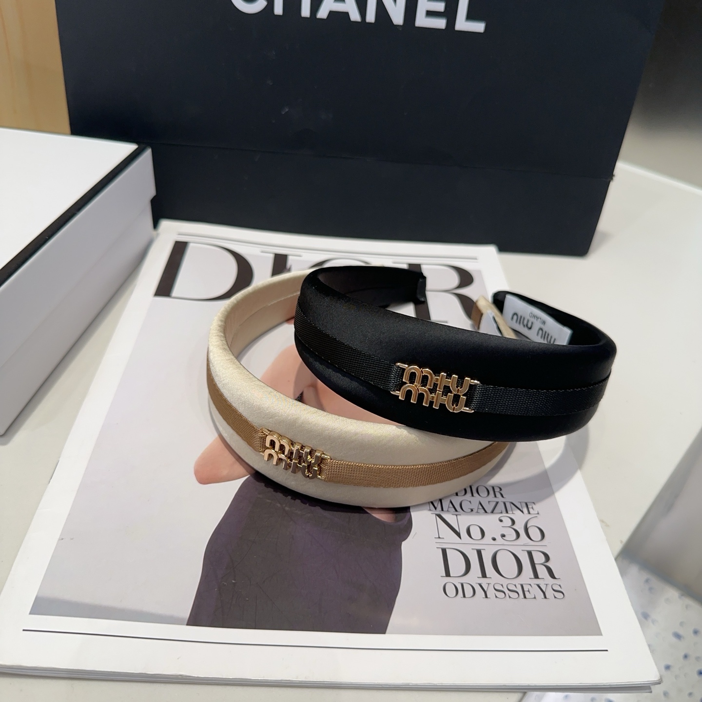 NO:368603,P with packaging box Miumiu new headband. Simple and elegant, practical and versatile, worth buying!  hairpins, hairpins, miumiu, hairpins19860909P 配包装盒 miumiu新款发箍.简单优雅,实用百搭,值得入手！发夹,发夹,miumiu,hairpins,accessory