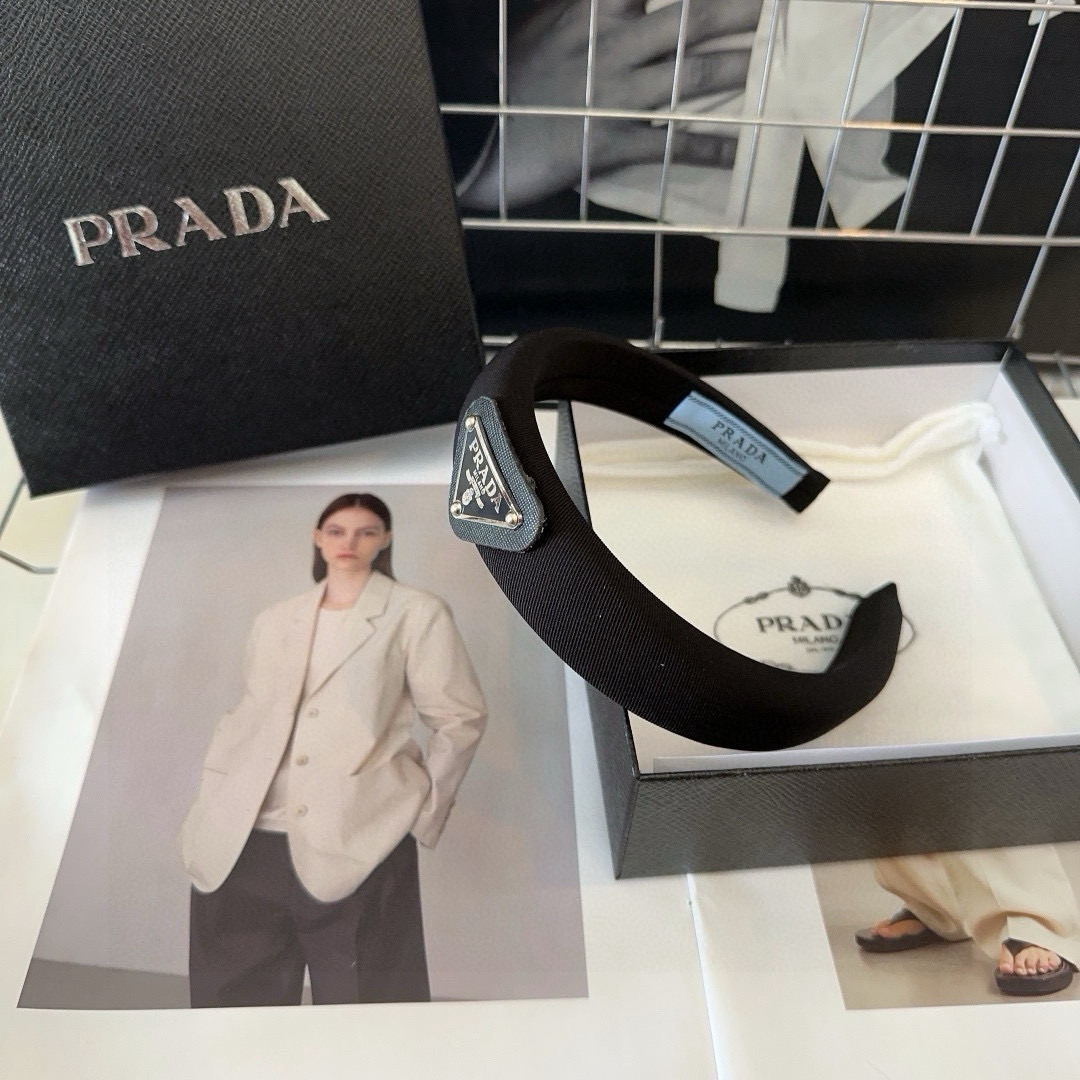 NO:368607,P with packaging box PRADA classic triangle headband, fashionable and trendy and easy to match!  Temperament and taste, worth buying hairpins, hairpins, prada, prada, hairpins19860909P 配包装盒 PRADA（普拉达）经典三角标发箍,时尚潮流非常好搭配！气质有品位,值得入手发夹,发夹,prada,prada,hairpins,accessory