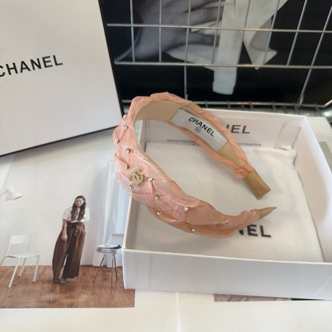 NO:368611,P with packaging box Chanel's latest small fragrant headband, super beautiful!  A very famous lady style, a must-have for a little fairy... Hairpins, hairpins, chanel, chanel, hairpins19860909P 配包装盒 Chanel (香奈儿)最新款小香发箍,超级好看！名媛范儿十足,小仙女必备…发夹,发夹,chanel,chanel,hairpins,accessory