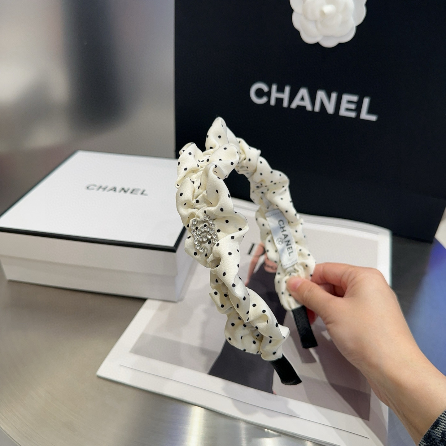NO:368636,P with packaging box Chanel's latest small shampoo dot headband, super beautiful!  A very famous lady style, a must-have for a little fairy... Hairpins, hairpins, chanel, chanel, hairpins19860909P 配包装盒 Chanel (香奈儿)最新款小香波点发箍,超级好看！名媛范儿十足,小仙女必备…发夹,发夹,chanel,chanel,hairpins,accessory