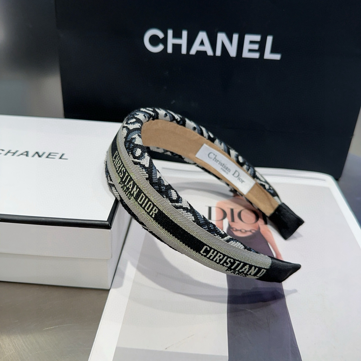 NO:368653,P with packaging box Dior's new CD letter headband, simple and practical, fashionable and trendy.  Very good looking!  A must-have for fairies...hairpins, hairpins, dior, dior, hairpins19860909P 配包装盒 Dior（迪奥）新款CD字母发箍,简单实用 时尚潮流．非常好看！小仙女必备…发夹,发夹,dior,dior,hairpins,accessory