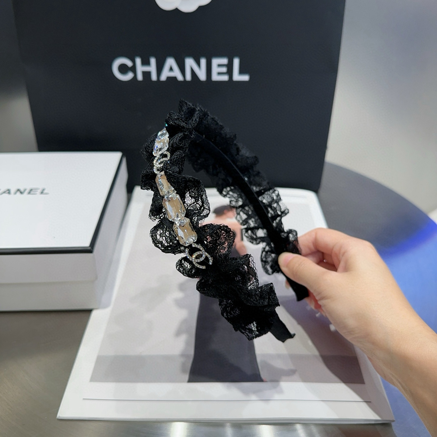NO:368658,P with packaging box Chanel's latest small fragrant headband, diamond and lace story, super beautiful!  A very famous lady style, a must-have for a little fairy... Hairpins, hairpins, chanel, chanel, hairpins19860909P 配包装盒 Chanel (香奈儿)最新款小香发箍,钻石与蕾丝的故事,超级好看！名媛范儿十足,小仙女必备…发夹,发夹,chanel,chanel,hairpins,accessory