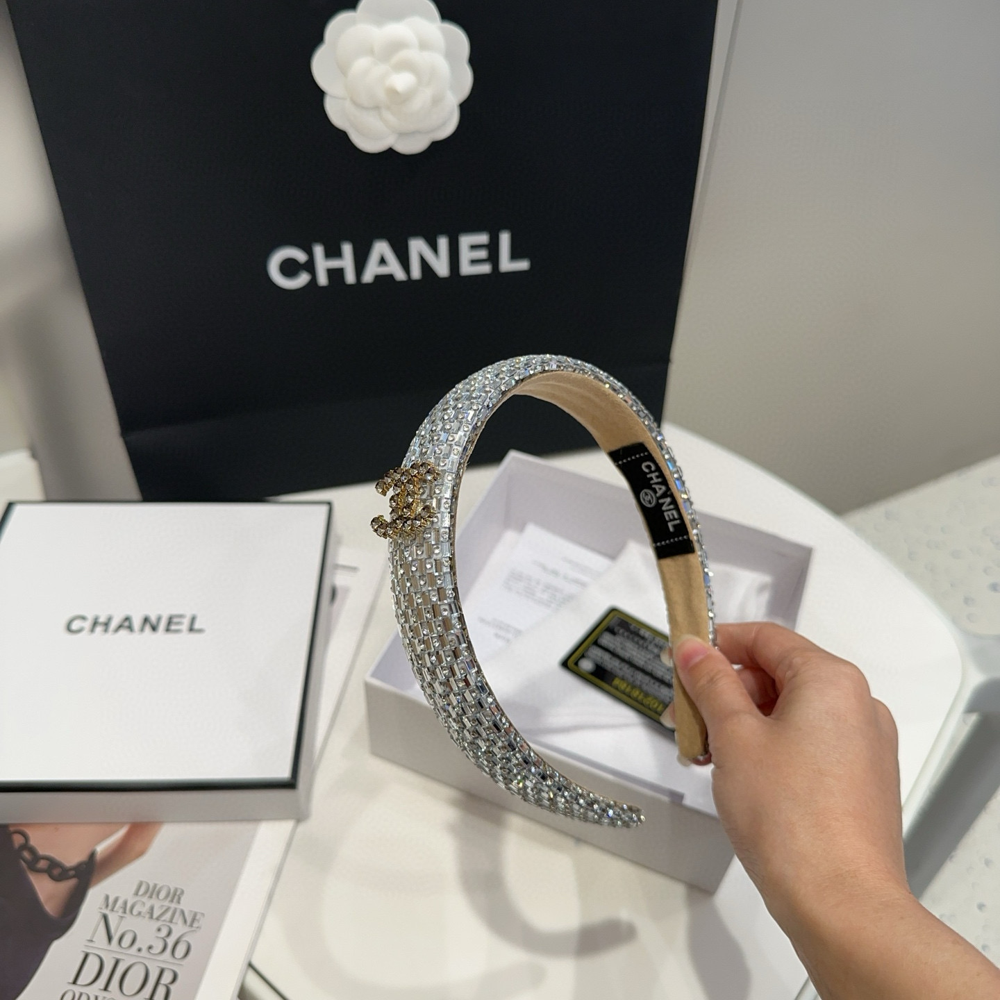 NO:368617,P with packaging box Chanel (Chanel) latest small-scented diamond headband, super beautiful!  A very famous lady style, a must-have for a little fairy... Hairpins, hairpins, chanel, chanel, hairpins19860909P 配包装盒 Chanel (香奈儿)最新款小香爆款钻石发箍,超级好看！名媛范儿十足,小仙女必备…发夹,发夹,chanel,chanel,hairpins,accessory