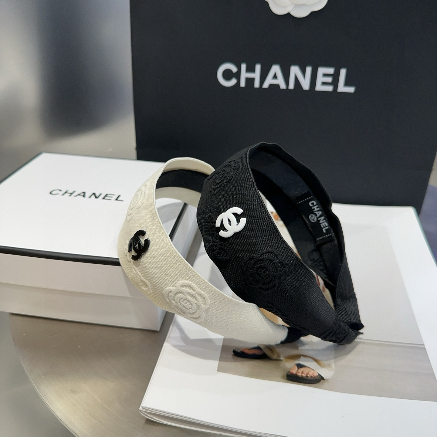 NO:368637,P with packaging box Chanel's latest small camellia embossed headband, super beautiful!  A very famous lady style, a must-have for a little fairy... Hairpins, hairpins, chanel, chanel, hairpins19860909P 配包装盒 Chanel (香奈儿)最新款小香山茶花压纹发箍,超级好看！名媛范儿十足,小仙女必备…发夹,发夹,chanel,chanel,hairpins,accessory