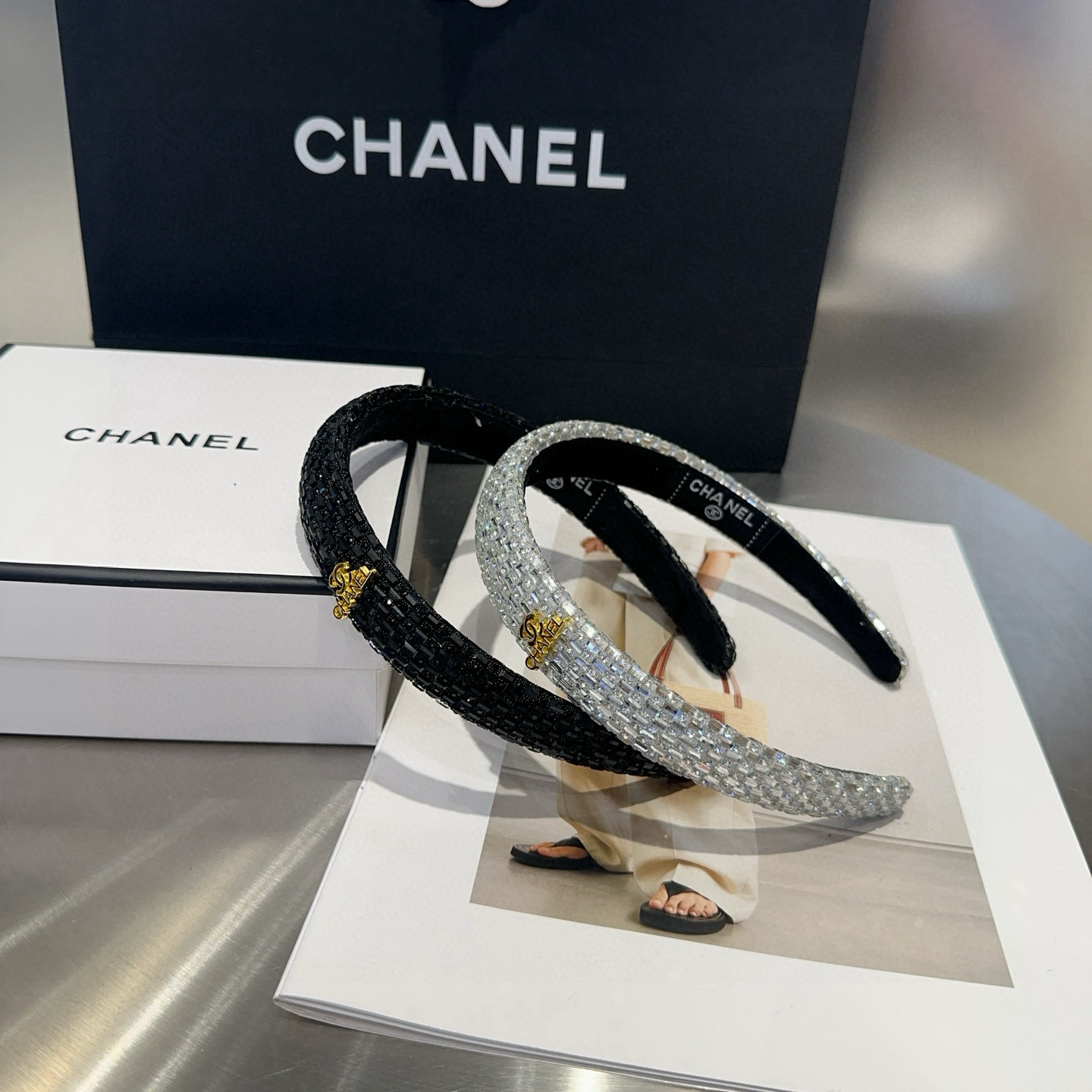 NO:368697,P with packaging box Chanel (Chanel) latest small-scented diamond headband, super beautiful!  A very famous lady style, a must-have for a little fairy... Hairpins, hairpins, chanel, chanel, hairpins19860909P 配包装盒 Chanel (香奈儿)最新款小香爆款钻石发箍,超级好看！名媛范儿十足,小仙女必备…发夹,发夹,chanel,chanel,hairpins,accessory