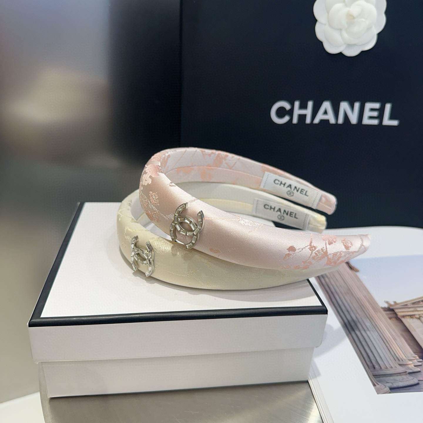 NO:368702,P with packaging box Chanel's latest small fragrant headband, super beautiful!  A very famous lady style, a must-have for a little fairy... Hairpins, hairpins, chanel, chanel, hairpins19860909P 配包装盒 Chanel (香奈儿)最新款小香发箍,超级好看！名媛范儿十足,小仙女必备…发夹,发夹,chanel,chanel,hairpins,accessory