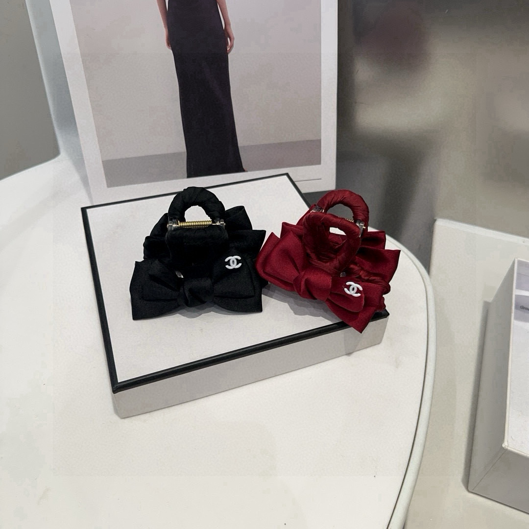 NO:368623,P with packaging box Chanel (Chanel)'s most popular new clip, one of the most beautiful ones!  Fashionable products: Little fairy must-eye hairpins, hairpins, chanel, chanel, hairpins19860909P 配包装盒 Chanel（香奈儿）最火爆新款抓夹,绝美的一款！时尚潮品 小仙女必眼入发夹,发夹,chanel,chanel,hairpins,accessory