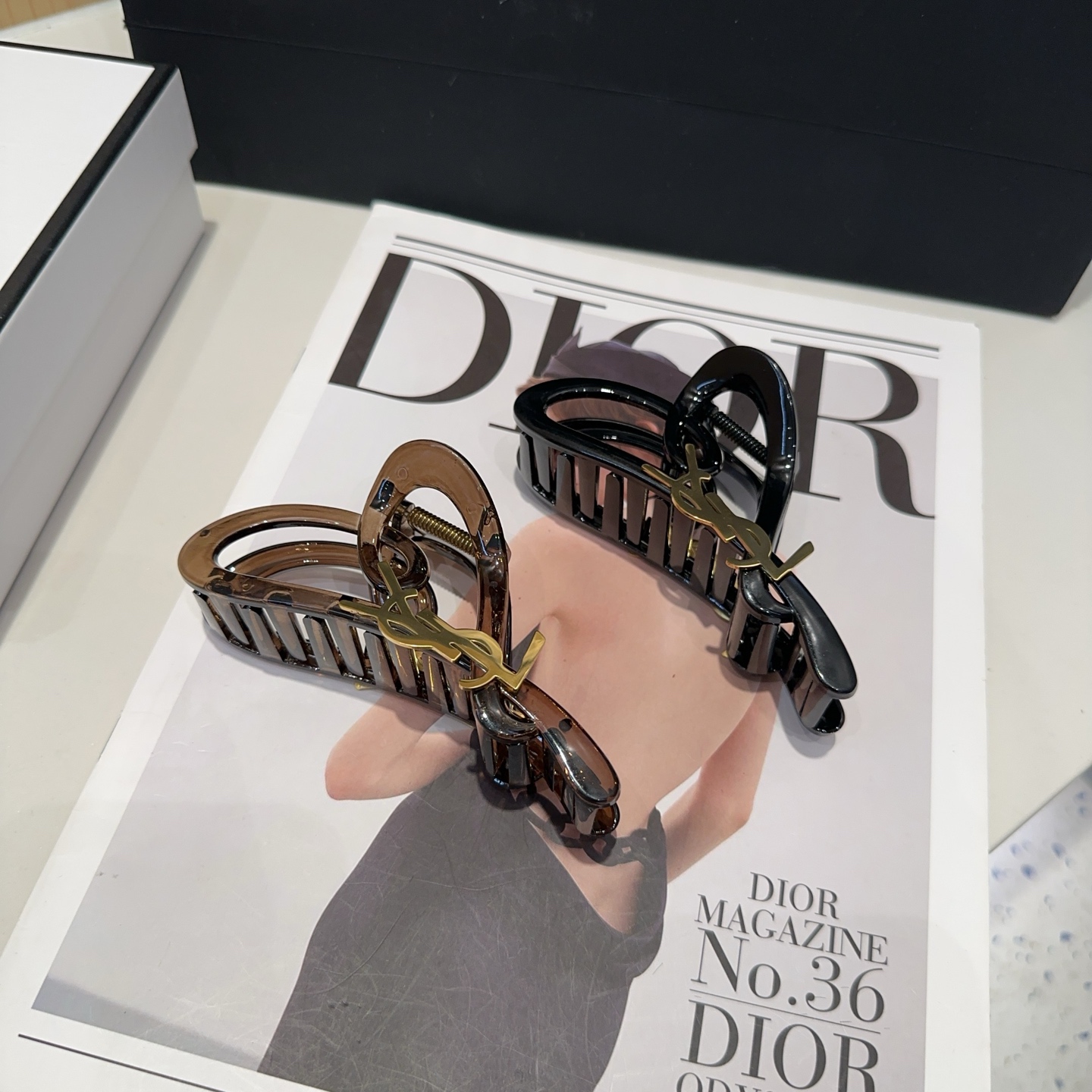 NO:368628,P packing box YSL (Saint Laurent) new clip, celebrity style and beauty, fashionable and versatile, must-have for sweet and cool girls... Hairpins, hairpins, saint laurent, saint laurent, hairpins19860909P 配包装盒 YSL（圣罗兰）新款抓夹,名媛风气质美,时尚百搭,甜酷小姐姐必备…发夹,发夹,saint laurent,saint laurent,hairpins,accessory