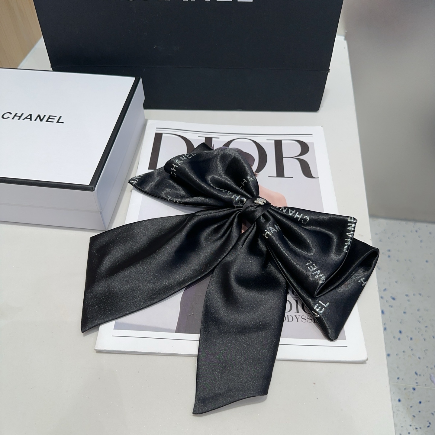 NO:368638,P with packaging box Chanel's latest small fragrance spring clip, super beautiful!  A very famous lady style, a must-have for a little fairy... Hairpins, hairpins, chanel, chanel, hairpins19860909P 配包装盒 Chanel (香奈儿)最新款小香弹簧夹,超级好看！名媛范儿十足,小仙女必备…发夹,发夹,chanel,chanel,hairpins,accessory