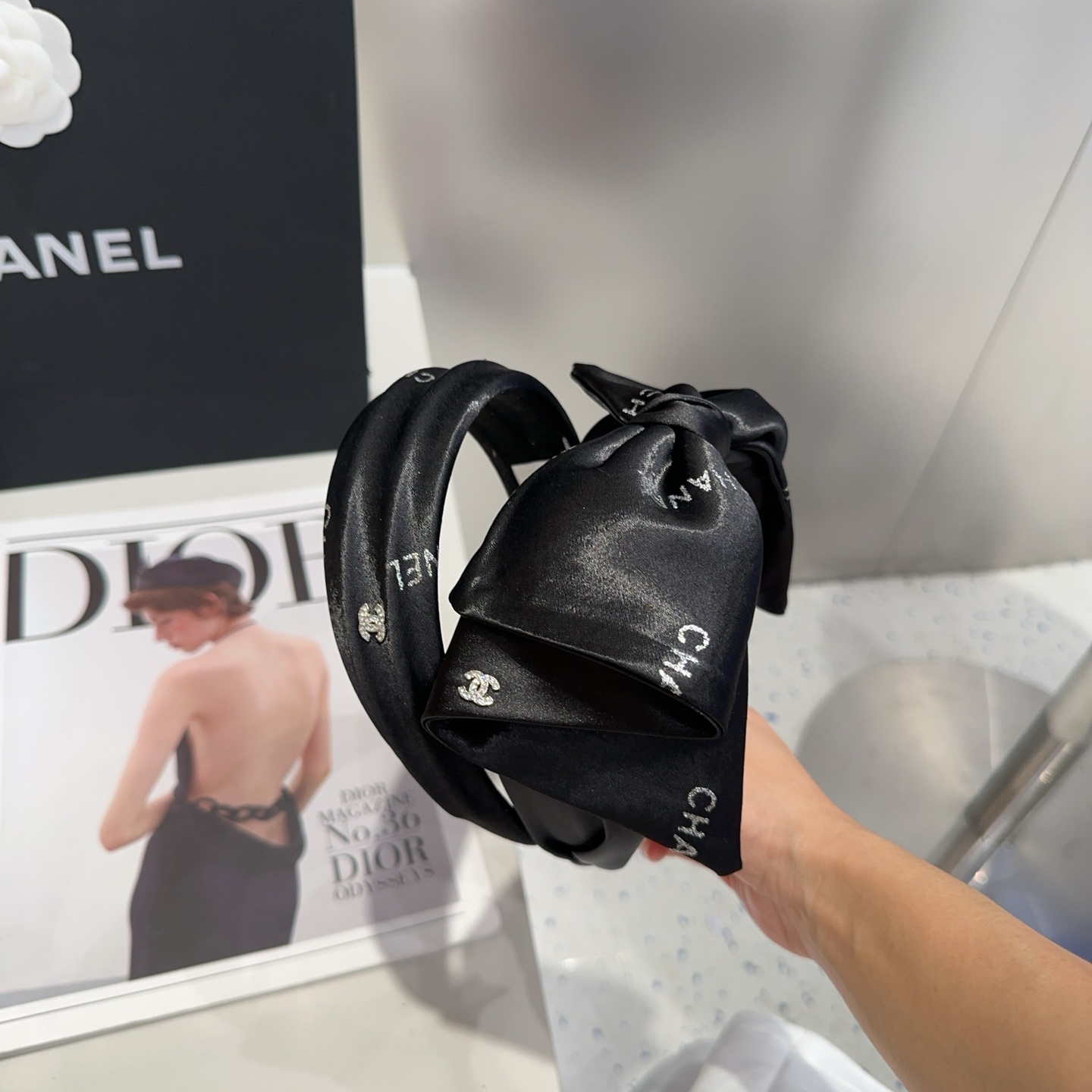 NO:368640,P with packaging box Chanel's latest small fragrant headband, super beautiful!  A very famous lady style, a must-have for a little fairy... Hairpins, hairpins, chanel, chanel, hairpins19860909P 配包装盒 Chanel (香奈儿)最新款小香发箍,超级好看！名媛范儿十足,小仙女必备…发夹,发夹,chanel,chanel,hairpins,accessory