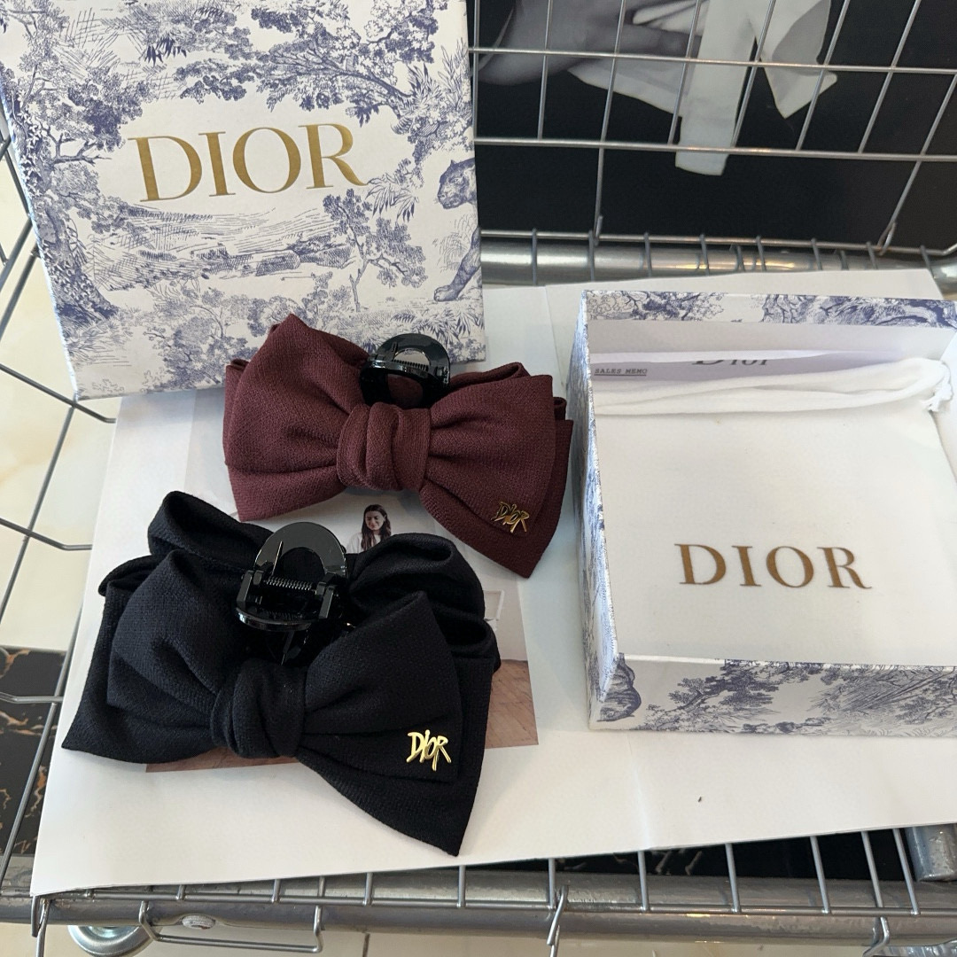 🎁配包装盒
Dior（迪奥）新款D家抓夹，时尚百搭，简单实用 小姐姐必备