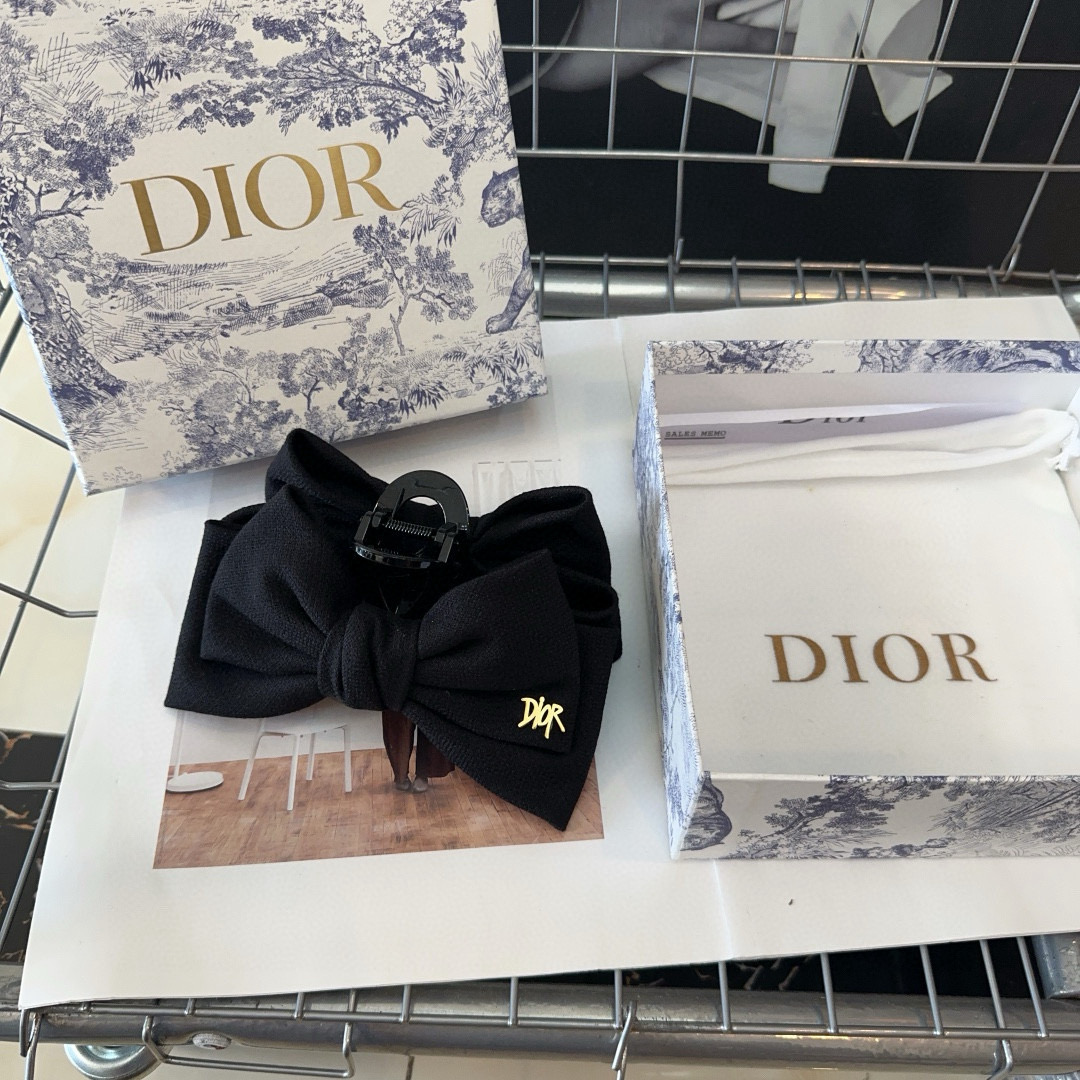 🎁配包装盒
Dior（迪奥）新款D家抓夹，时尚百搭，简单实用 小姐姐必备
