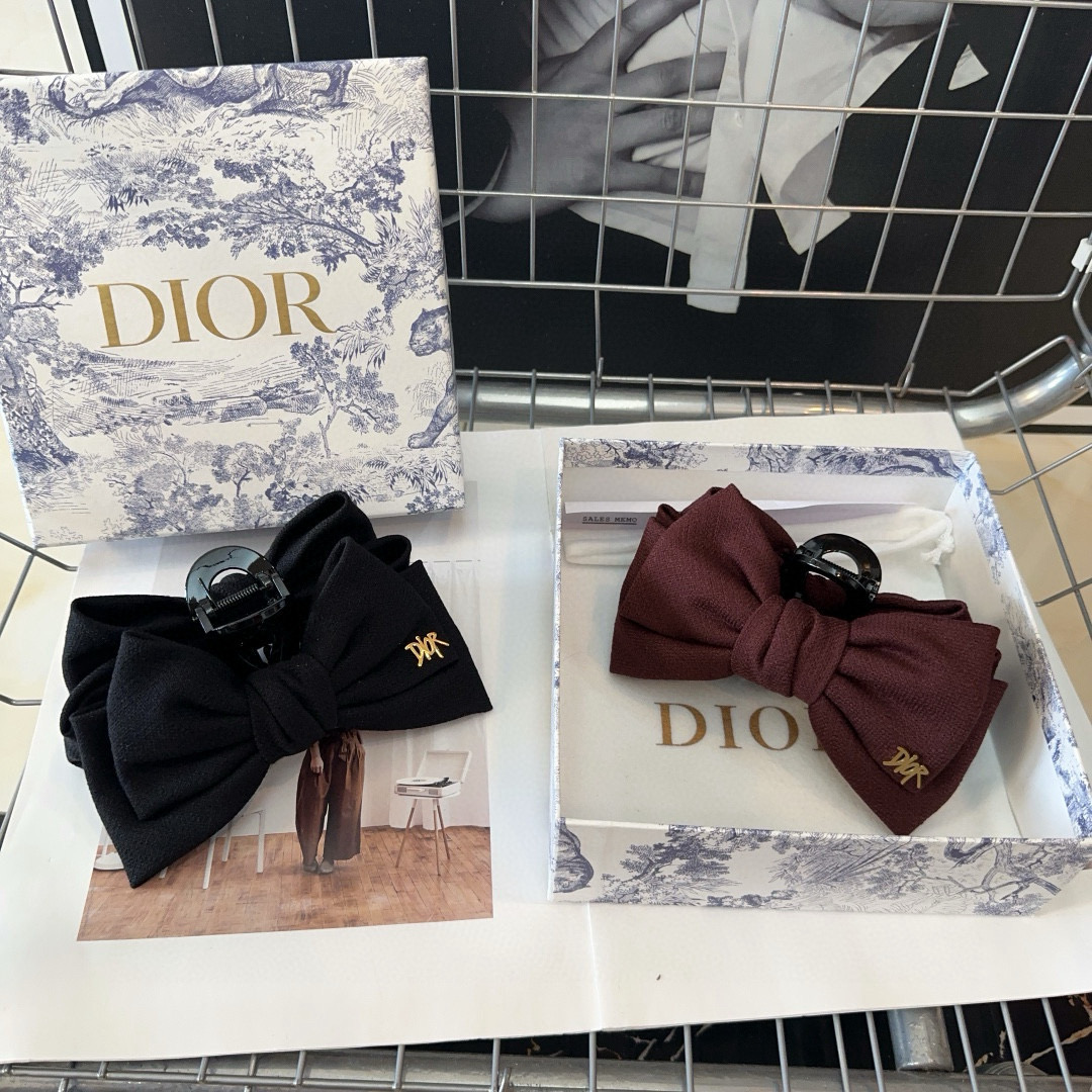 🎁配包装盒
Dior（迪奥）新款D家抓夹，时尚百搭，简单实用 小姐姐必备