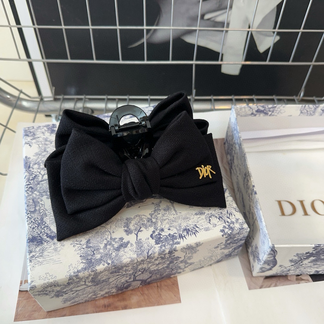 🎁配包装盒
Dior（迪奥）新款D家抓夹，时尚百搭，简单实用 小姐姐必备
